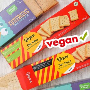 Vegane Butterkekse von verschiedenen Marken in den Packungen