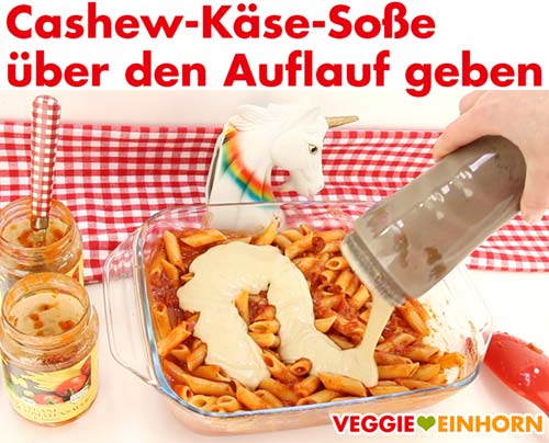 Die Soße aus dem Standmixer in die Auflaufform geben. Vegane Käsesoße mit Cashews über den Auflauf gießen