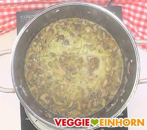 Suppe wird in Topf gekocht