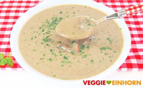 Vegane Champignonsuppe serviert auf Teller