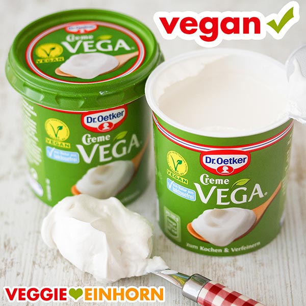 Zwei Becher und ein Teelöffel mit veganer Creme fraiche