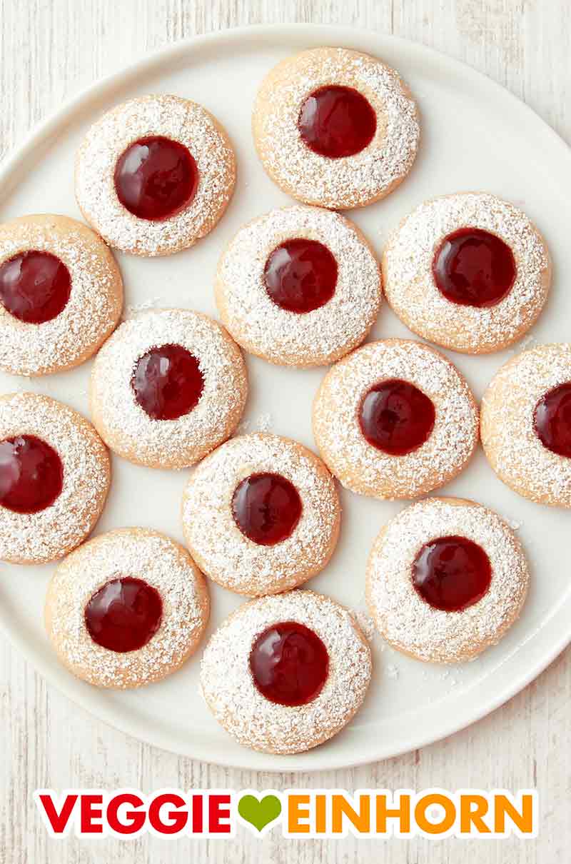 Vegane Engelsaugen mit Füllung aus roter Marmelade Vegane Engelsaugen gefüllt mit rotem Gelee
