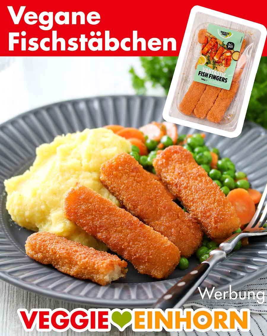 Die veganen Fischstäbchen schmecken lecker mit Kartoffelbrei und Erbsen und Möhren. Vegane Fischstäbchen von Vantastiv Foods auf einem Teller mit Kartoffelbrei, Erbsen und Möhren
