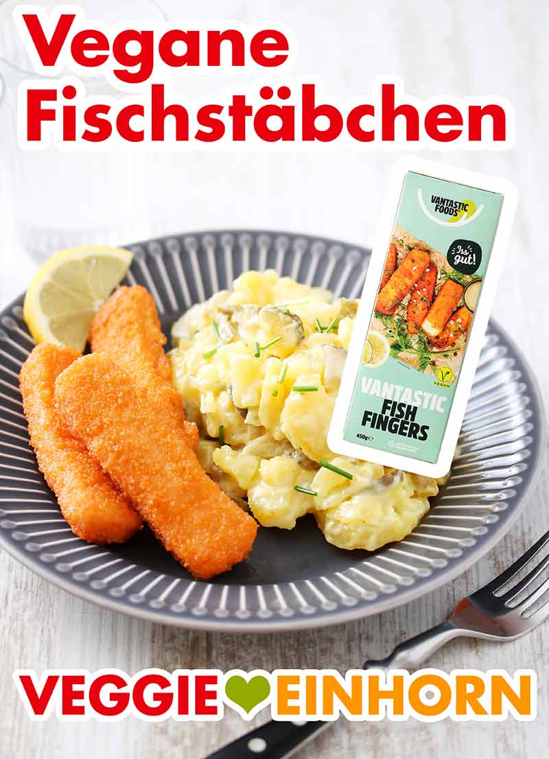 Ein Teller mit veganem Kartoffelsalat und veganen Fischstäbchen von Vantastic Foods Vegane Fischstäbchen von Vantastic Foods auf einem Teller mit Kartoffelsalat