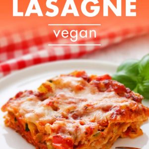 Vegane Gemüselasagne mit veganer Crème fraîche und veganem Reibekäse