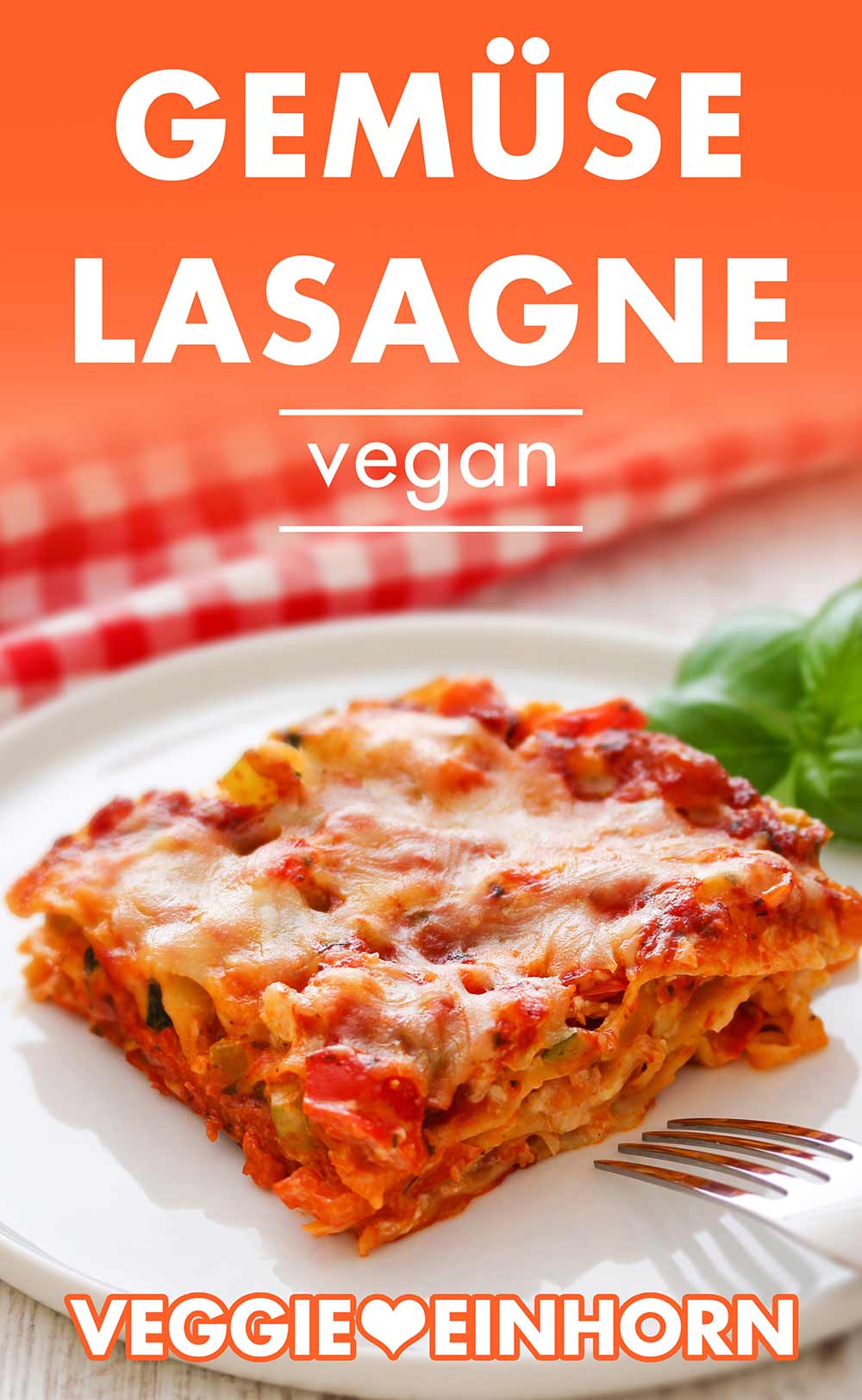 Ein Stück vegane Lasagne mit Gemüse, veganer Crème fraîche und veganem Reibekäse Vegane Gemüselasagne mit veganer Crème fraîche und veganem Reibekäse