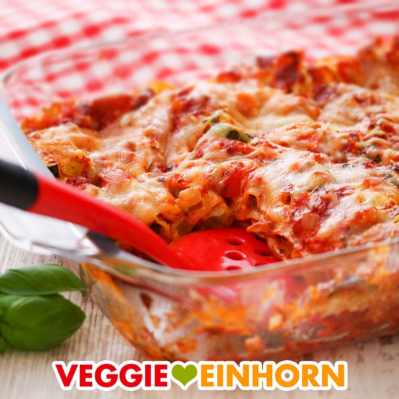Vegane Gemüse Lasagne in einer Auflaufform Auflaufform mit veganer Gemüselasagne