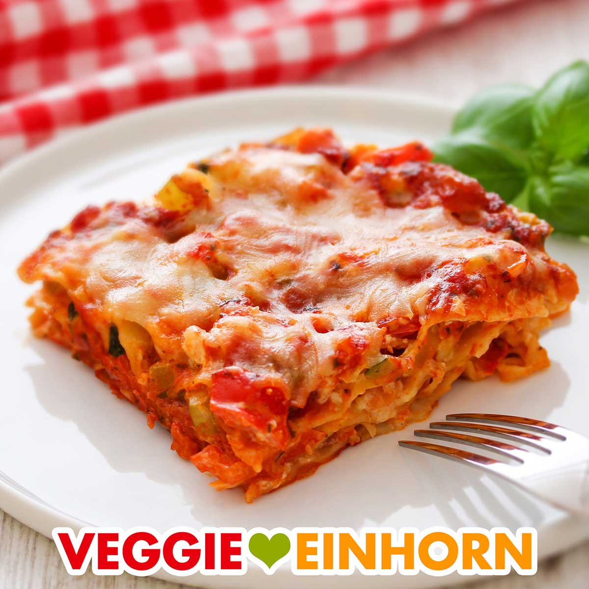 Eine Portion vegane Gemüselasagne auf einem Teller
