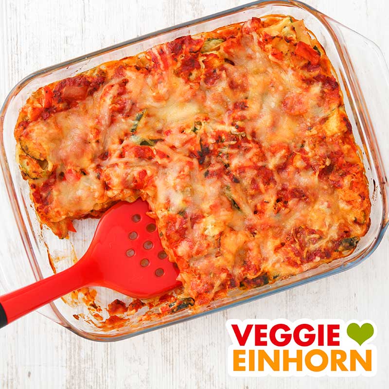 Auflaufform mit veganer Gemüselasagne Vegane Gemüselasagne in einer Auflaufform