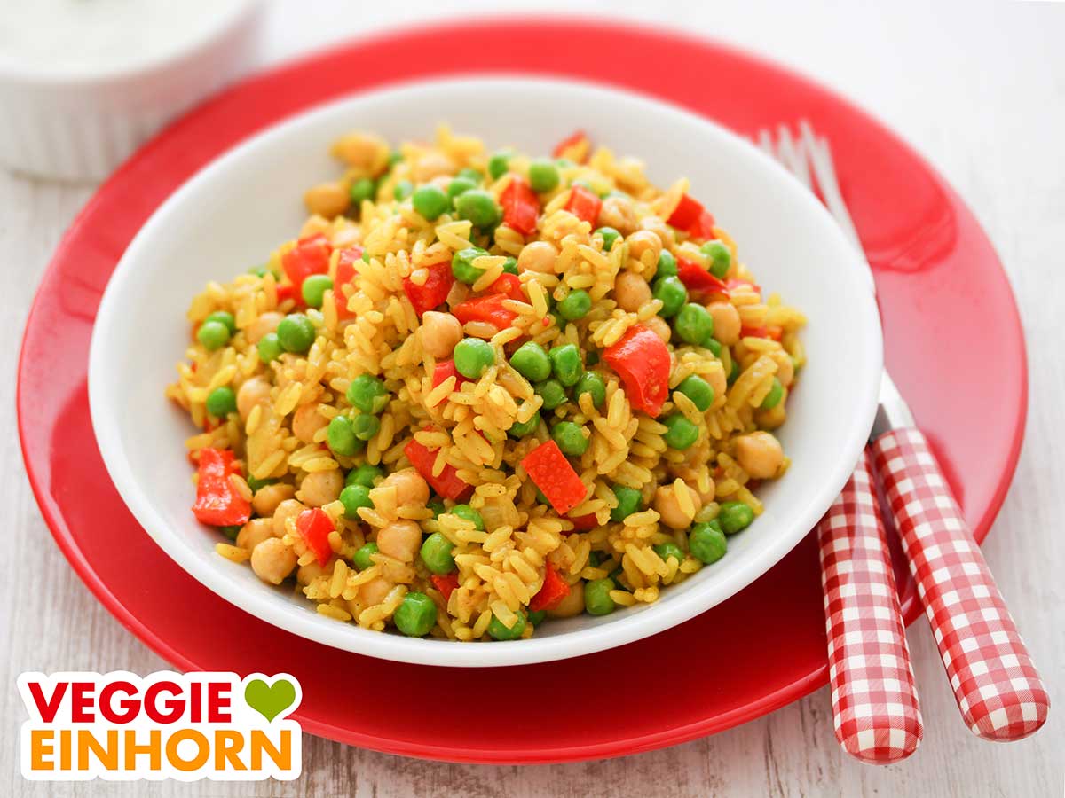 Gemüsepfanne mit Reis, Kichererbsen, Paprika und Erbsen