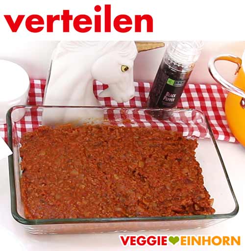 Vegane Hackfleischsoße in Auflaufform verteilen Vegane Hackfleischsoße in Auflaufform verteilen