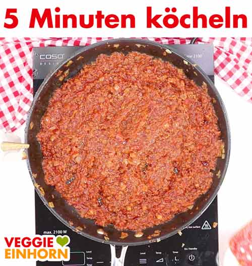 Vegane Hackfleisch-Tomatensoße köcheln lassen