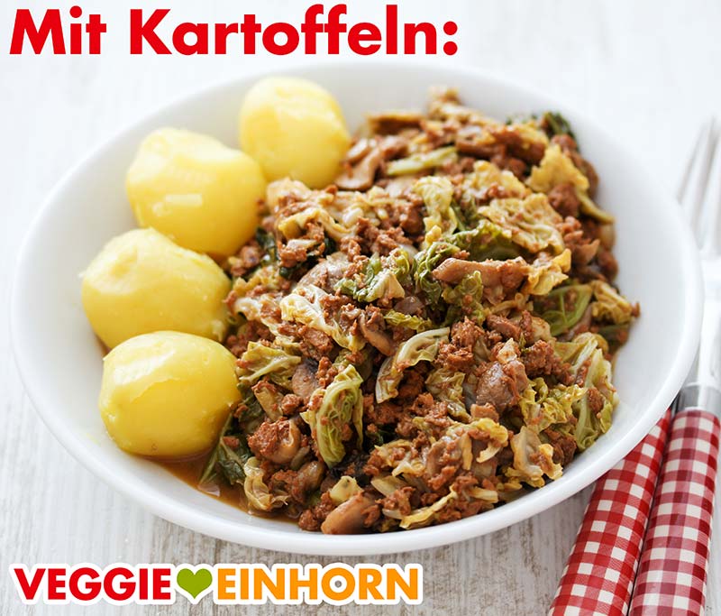 Vegane Wirsing Hack Pfanne auf einem Teller mit Kartoffeln
