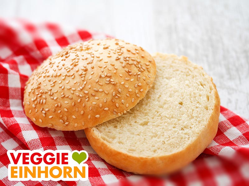 Ein aufgeschnittenes Hamburger Brötchen auf einem roten Tuch