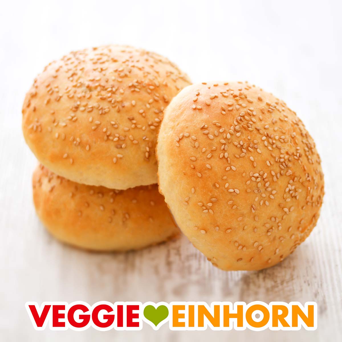 Drei vegane Hamburger Brötchen mit Sesam