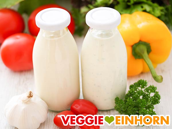 Vegane Joghurtsoße mit Knoblauch Zwei Flaschen mit veganer Dönersoße