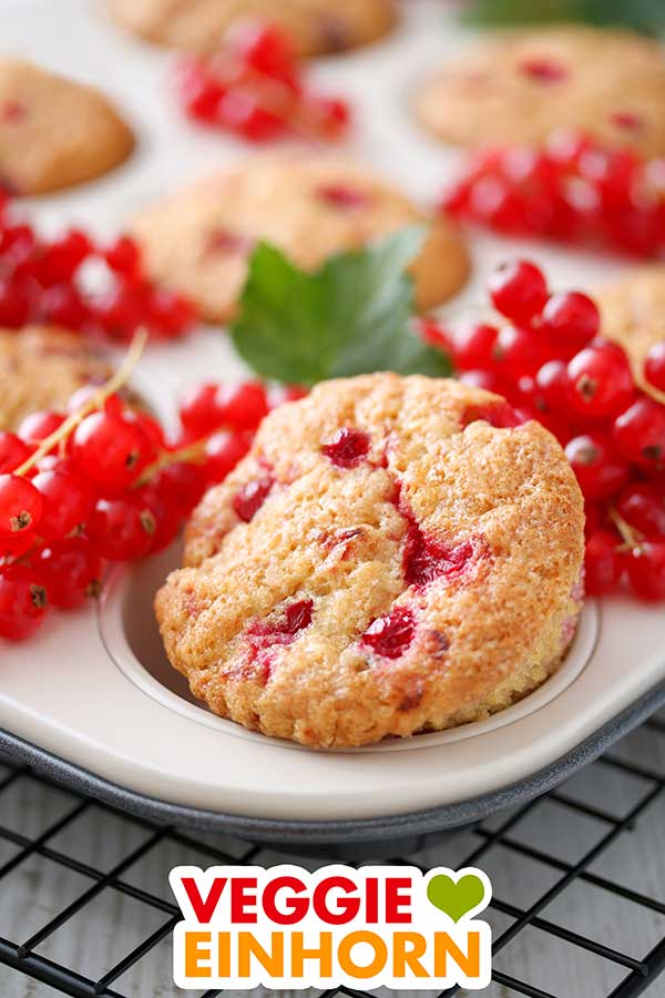 Johannisbeer Muffins ohne Ei Eine Muffinform mit Johannisbeermuffins