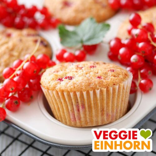 Vegane Johannisbeermuffins in einem Muffinblech