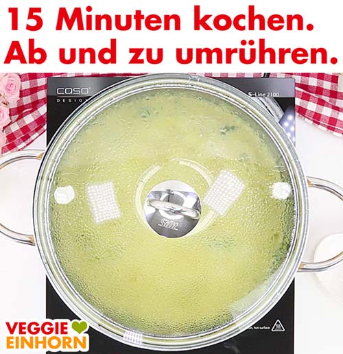 Vegane Käse-Lauch-Suppe mit Deckel kochen