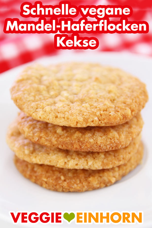 Vegane Haferflockenkekse mit gehackten Mandeln Ein Stapel vegane Mandel Haferflocken Kekse
