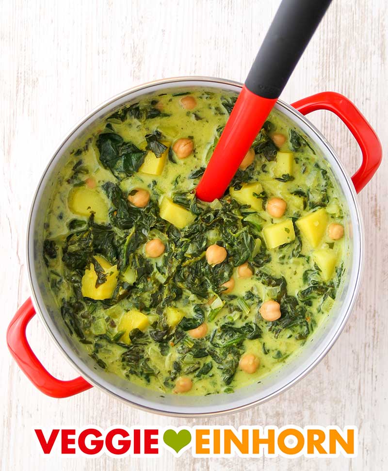Vegane Kartoffel Spinat Suppe mit Kichererbsen Ein Topf voll mit veganer Kichererbsensuppe mit Spinat