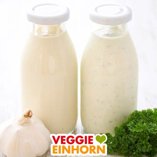 Zwei Flaschen mit veganer Knoblauch Joghurtsoße