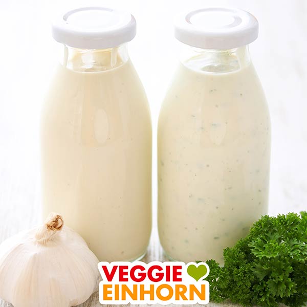 Zwei Flaschen mit veganer Knoblauch Joghurtsoße
