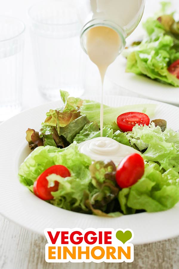 Die Joghurtsoße ist ein leckeres veganes Dressing. Die cremige Knoblauch-Joghurtsauce wird auf einen Salat gegossen