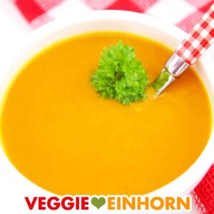 Vegane Kürbissuppe mit Möhren, Ingwer und Kokosmilch