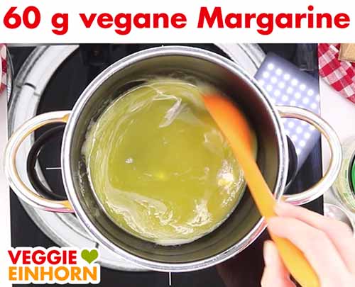 Vegane Margarine im Topf schmelzen Vegane Margarine im Topf schmelzen