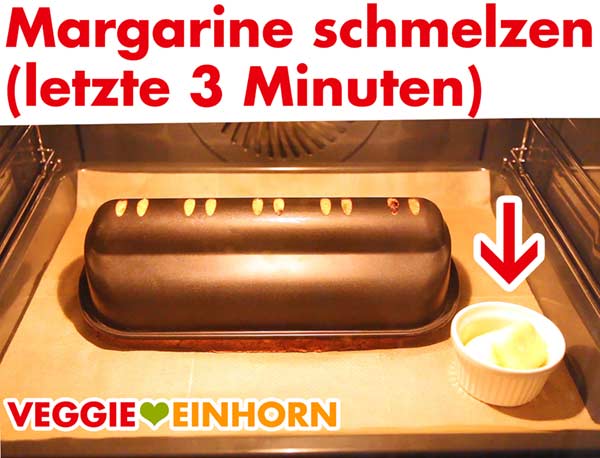 Die Margarine schmilzt im Ofen. Vegane Margarine schmelzen zum Bestreichen des Stollens