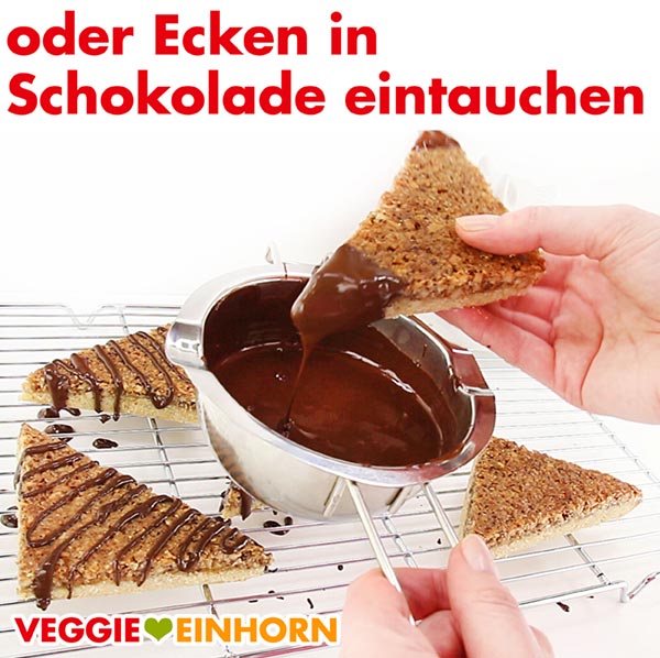 Die Ecken der Nussecken in geschmolzene vegane Schokolade tauchen. Ecken der Nussecken in vegane Schokolade tauchen