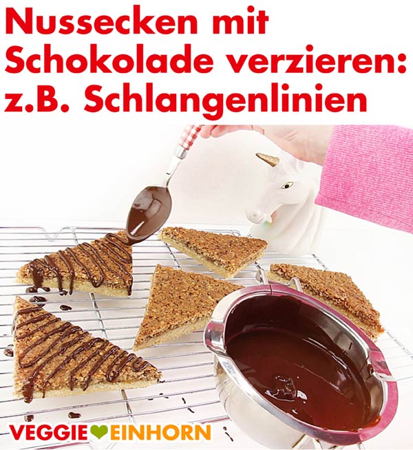 Verzieren der veganen Nussecken mit veganer Kuvertüre Vegane Nussecken mit Schokolade verzieren