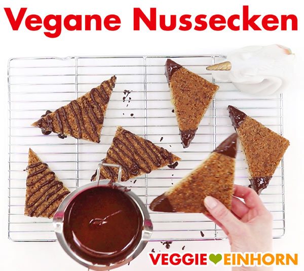 Vegane Nussecken verzieren Vegane Nussecken mit Schokolade