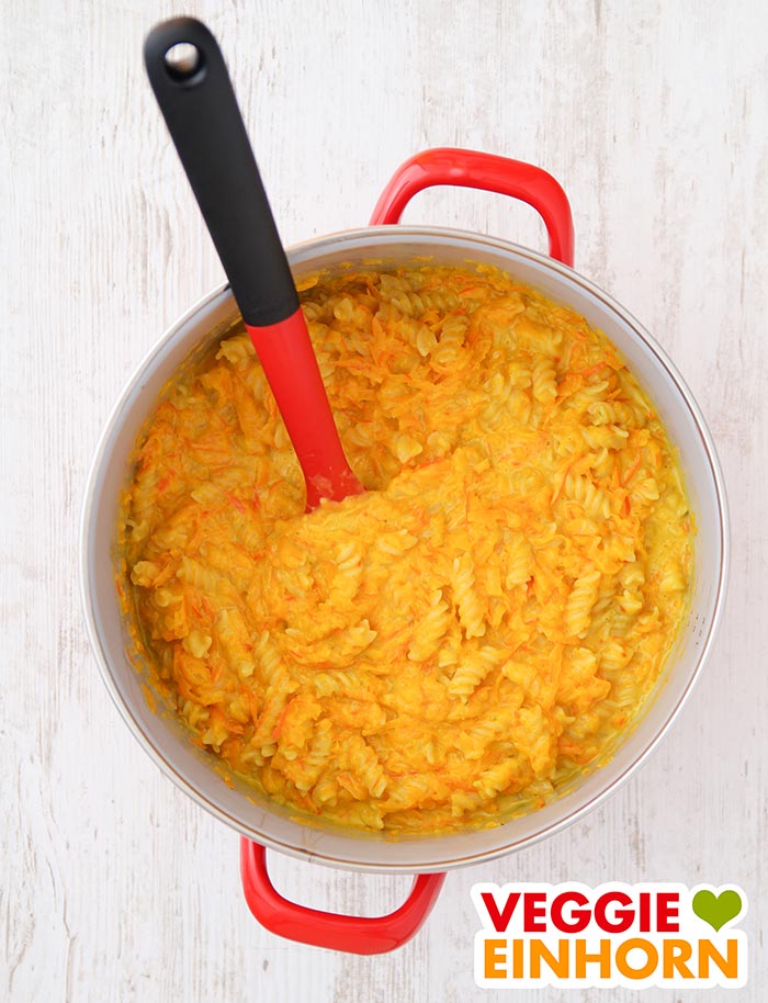 Vegane One Pot Pasta mit Kürbis im Topf