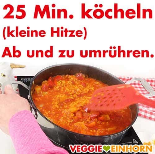 Vegane Paella bei kleiner Hitze köcheln lassen