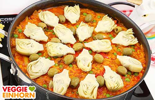 Vegane Paella mit Artischockenherzen und Oliven