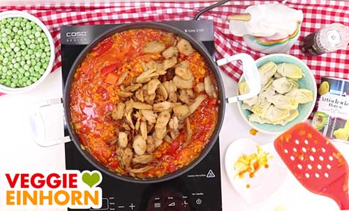Vegane Paella mit Hühnchen und Gemüse