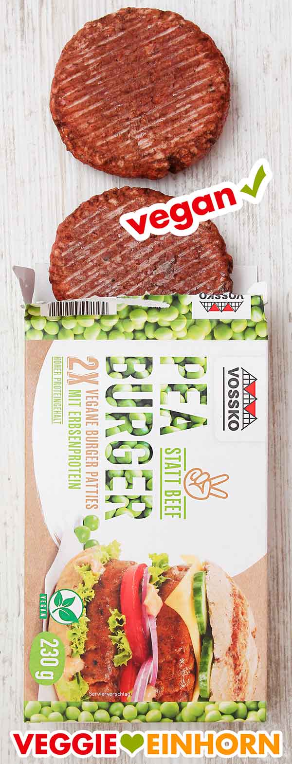 In einer Packung sind zwei tiefgekühlte vegane Patties. Zwei tiefgefrorene Pea Burger Patties und die geöffnete Verpackung