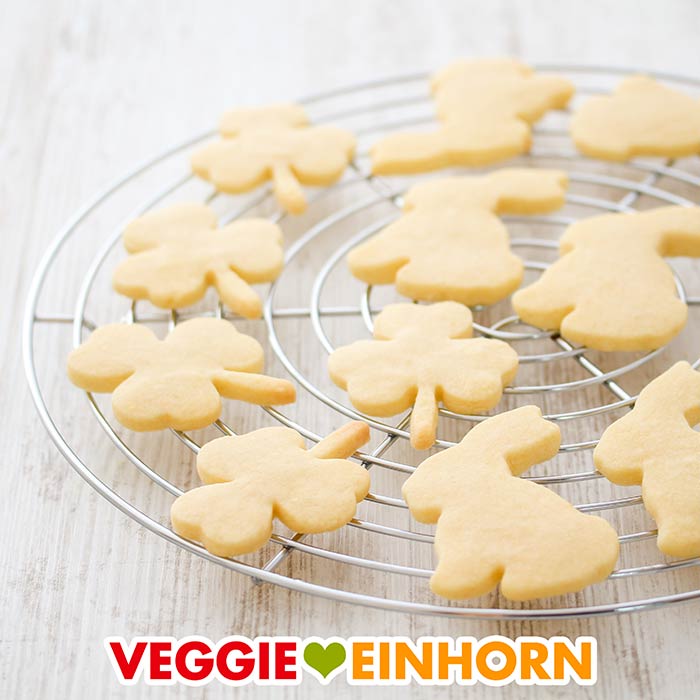 Vegane Plätzchen in Form von Osterhasen und Kleeblättern