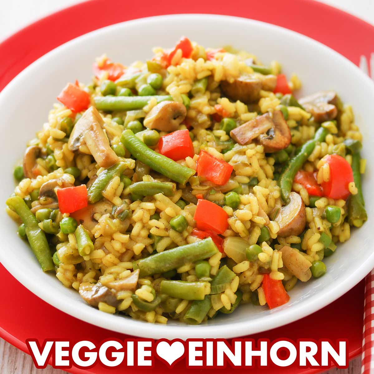 Vegane Reispfanne mit Paprika und Bohnen auf einem Teller