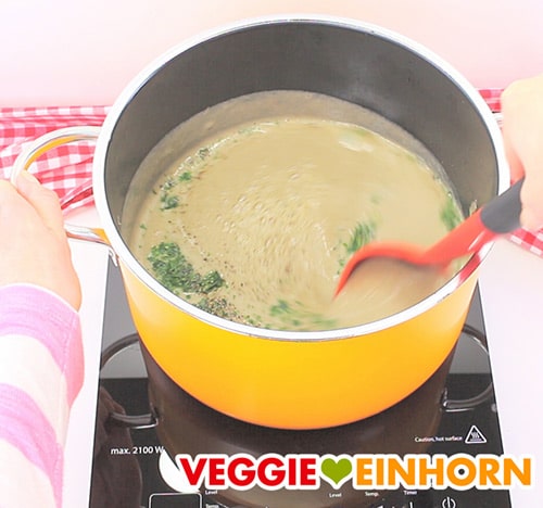 Vegane Champignonsuppe fertig zubereitet in Topf