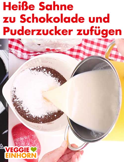 Vegane Sahne zu Schokolade und Puderzucker zufügen Vegane Sahne zu Schokolade und Puderzucker zufügen