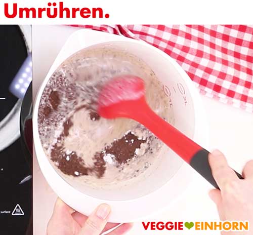 Heiße vegane Sahne und Schokolade umrühren Heiße vegane Sahne und Schokolade umrühren