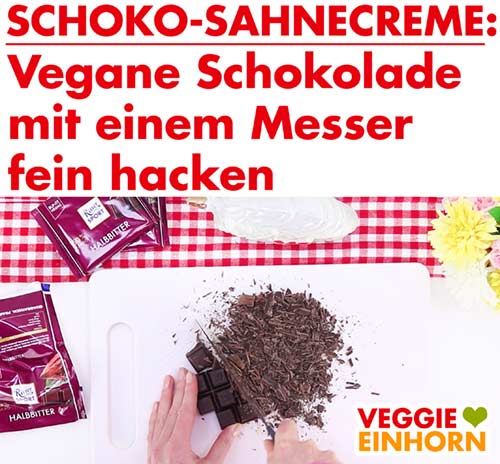 Vegane Schokolade mit dem Messer hacken Vegane Schokolade mit dem Messer hacken