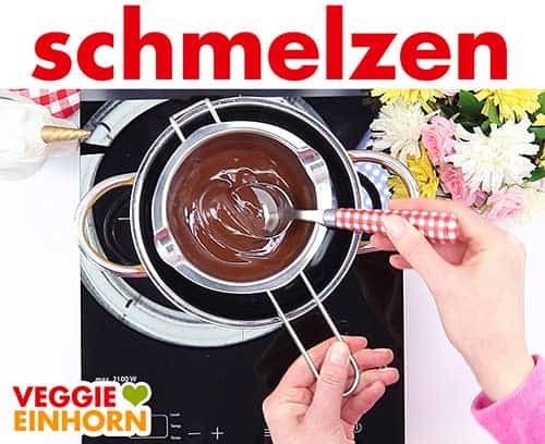 Vegane Schokolade im Wasserbad schmelzen.