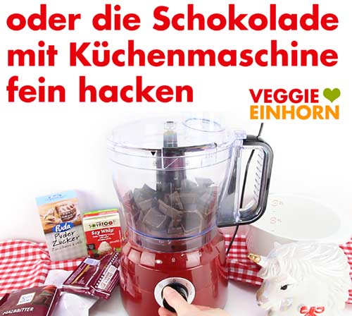 Vegane Schokolade in der Küchenmaschine fein hacken Vegane Schokolade in der Küchenmaschine fein hacken