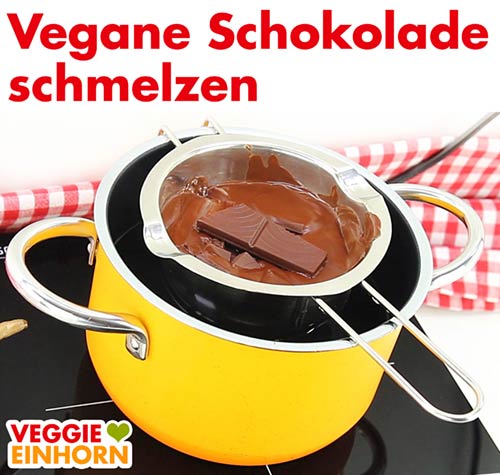 Schmelzen der veganen Schokolade im Wasserbad Vegane Schokolade schmelzen für Nussecken