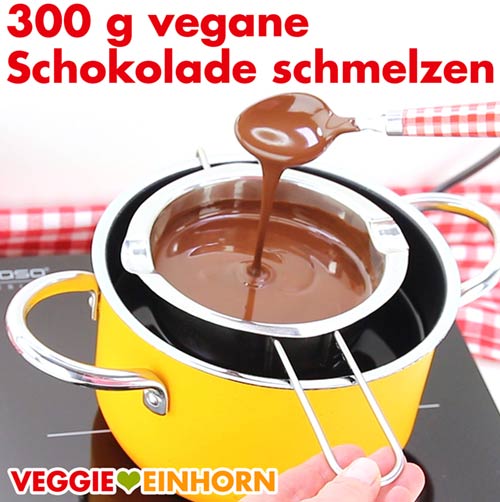 Vegane Zartbitterschokolade im Wasserbad schmelzen. 300 g vegane Schokolade schmelzen