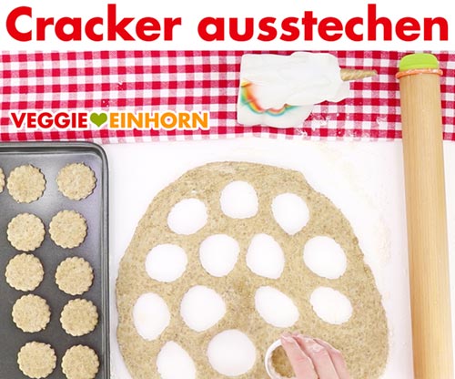 Vegane Sesam Cracker ausstechen